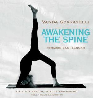 AWAKENING THE SPINE : YOGA FOR HEALTH VITALITY AND ENERGY Paperback