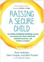 RAISING A SECURE CHILD : HOW CIRCLE OF SECURITY PARENTING CAN HELP YOU NURTURE YOUR CHILD'S ATTACHMENT, EMOTIONAL RESILIENCE, AND FREEDOM TO EXPLORE